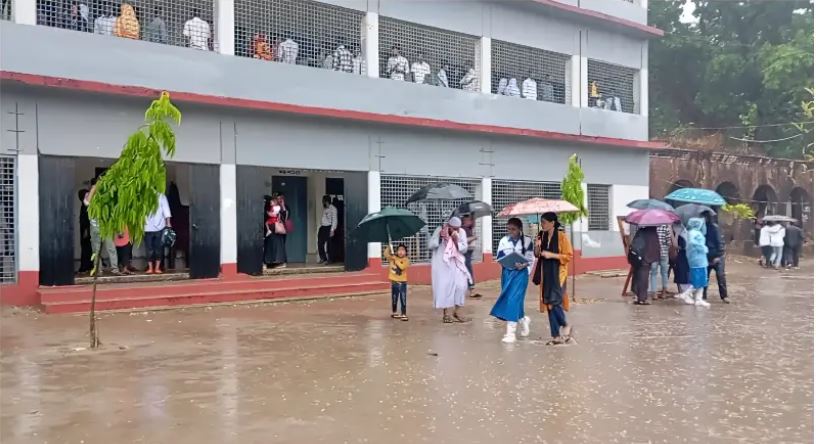 ঠাকুরগাঁওয়ে বৈরী আবহাওয়ায় শুরু হলো এসএসসি পরীক্ষা