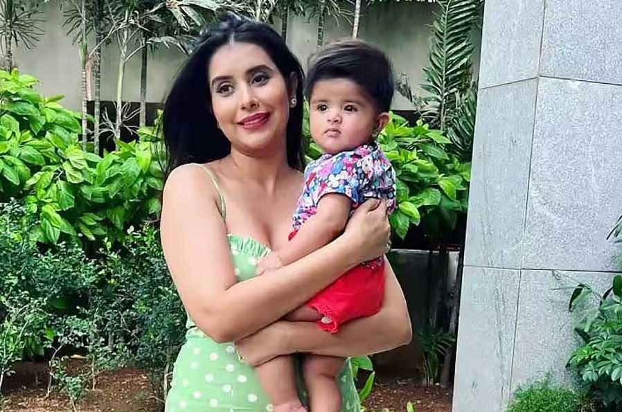 মেয়ে জিয়ানার সঙ্গে অভিনেত্রী চারু