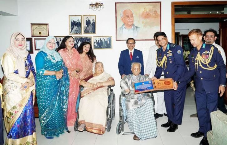 স্বাধীনতা-পরবর্তী বাংলাদেশ বিমানবাহিনীকে সুসংগঠিত করা এবং দেশ গঠনে অসামান্য অবদানের স্বীকৃতিস্বরূপ ‘স্বাধীনতা পুরস্কার-২০১১’-এ ভূষিত হন বীর উত্তম এ কে খন্দকার।