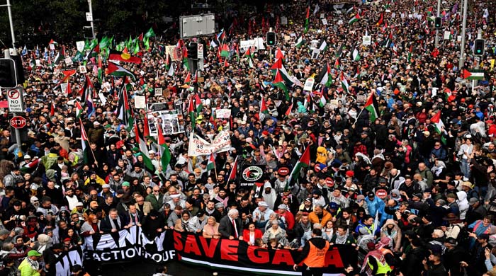 "সিডনি হারবার ব্রিজে গাজার পক্ষে বিক্ষোভরত হাজারো মানুষ"