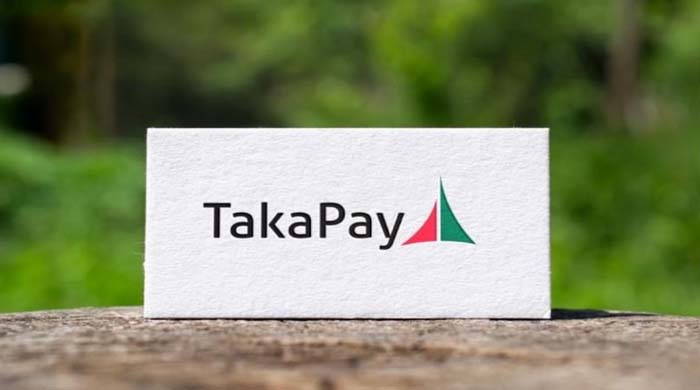 টাকা-পে কার্ড নিয়ে ভুয়া ওয়েবসাইটে প্রতারণার ফাঁদ, সতর্ক করলো বাংলাদেশ ব্যাংক জাতীয় কার্ড স্কিম ‘টাকা-পে’-এর নামে একটি ভুয়া ওয়েবসাইট ব্যবহার করে সাধারণ মানুষের ব্যক্তিগত ও আর্থিক তথ্য হাতিয়ে নেওয়ার চেষ্টা চালানো হচ্ছে বলে জানিয়েছে বাংলাদেশ ব্যাংক। সোমবার (৪ আগস্ট) বাংলাদেশ ব্যাংকের কমিউনিকেশনস অ্যান্ড পাবলিকেশন্স বিভাগ থেকে পাঠানো এক সতর্কবার্তায় জানানো হয়, www.takapaycard.com নামের একটি ভুয়া ওয়েবসাইট টাকা-পে কার্ডের নামে গ্রাহকদের গোপনীয় তথ্য সংগ্রহে লিপ্ত। অথচ, এই মুহূর্তে টাকা-পে-এর কোনও সরকারি ওয়েবসাইট বা অ্যাপ নেই। বাংলাদেশ ব্যাংক বলছে, এই প্রতারণামূলক সাইটে টাকা-পে ও এনপিএসপি-এর লোগো অনুমতি ছাড়াই ব্যবহার করা হয়েছে, যা ‘ট্রেডমার্ক আইন, ২০০৯’-এর লঙ্ঘন এবং এটি একটি শাস্তিযোগ্য অপরাধ। কেন্দ্রীয় ব্যাংকের দাবি, টাকা-পে কার্ডের মাধ্যমে দেশীয় কার্ড লেনদেন সেবা সহজতর ও বৈদেশিক মুদ্রা সাশ্রয়ের লক্ষ্যে ১৫টি তফসিলি ব্যাংক এরই মধ্যে তাদের গ্রাহকদের এই কার্ড সরবরাহ করছে। তবে www.takapaycard.com এর মতো কোনও ওয়েবসাইট বাংলাদেশ ব্যাংকের অনুমোদিত নয়। এছাড়া, ‘পরিশোধ ও নিষ্পত্তি ব্যবস্থা আইন, ২০২৪’-এর আওতায় কেন্দ্রীয় ব্যাংকের অনুমোদন ছাড়া কোনো প্রতিষ্ঠান আর্থিক লেনদেন, ঋণ প্রদান বা বিনিয়োগ কার্যক্রম পরিচালনা করতে পারে না। সাধারণ মানুষকে সতর্ক করে বাংলাদেশ ব্যাংক জানায়, এই ধরনের ভুয়া ওয়েবসাইটে তথ্য দিলে হতে পারে অর্থনৈতিক ক্ষতি এবং আইনগত জটিলতা। তাই এসব প্রতারণামূলক কর্মকাণ্ড থেকে দূরে থাকার আহ্বান জানানো হয়েছে।