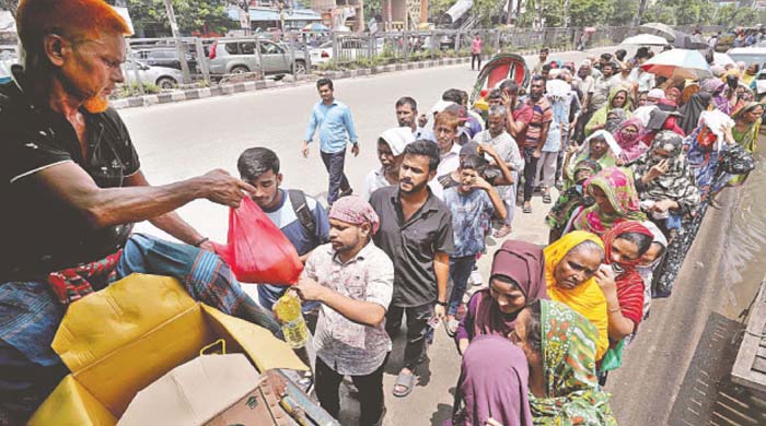 টিসিবি ট্রাক: নিত্যপণ্যের দাম বৃদ্ধিতে স্বল্পমূল্যে পণ্যের জন্য মানুষের ভিড়
