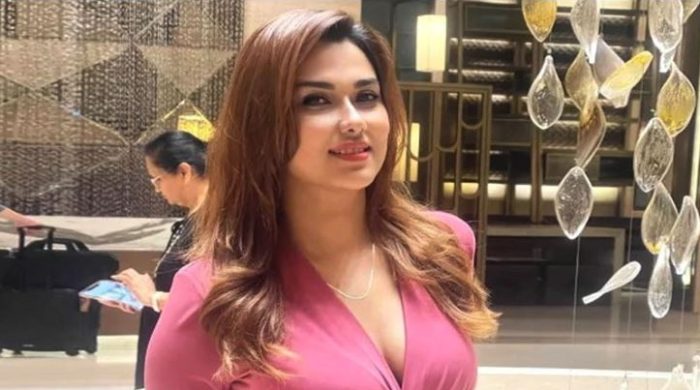 ইয়ামিন হক ববি সিডনির সৈকতে, ভক্তদের মন জয় করলেন সাহসী লুকে