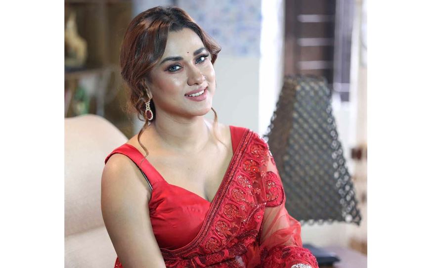 ইয়ামিন হক ববি সিডনির সৈকতে, ভক্তদের মন জয় করলেন সাহসী লুকে