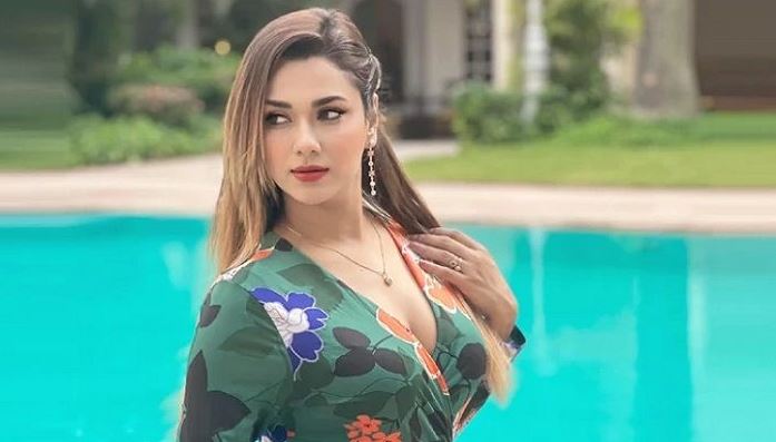 ইয়ামিন হক ববি সিডনির সৈকতে, ভক্তদের মন জয় করলেন সাহসী লুকে