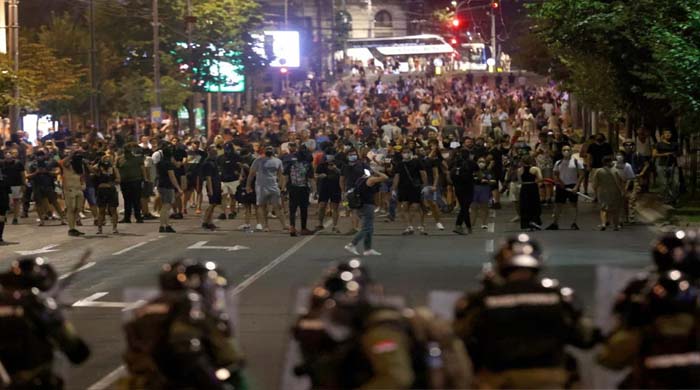 সার্বিয়ায় সরকারবিরোধী আন্দোলন তীব্র, বেলগ্রেডে সংঘর্ষ ও পুলিশের টিয়ারগ্যাস