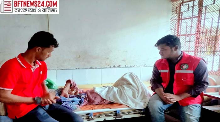 মনপুরায় ভাসমান পরিচয়হীন বৃদ্ধার পাশে রেড ক্রিসেন্ট