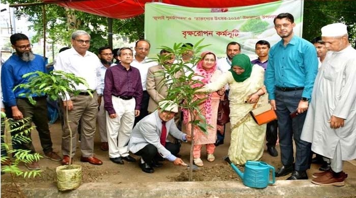 আইসিবির বৃক্ষরোপণ কর্মসূচিতে উপস্থিত অর্থ মন্ত্রণালয়ের যুগ্মসচিব