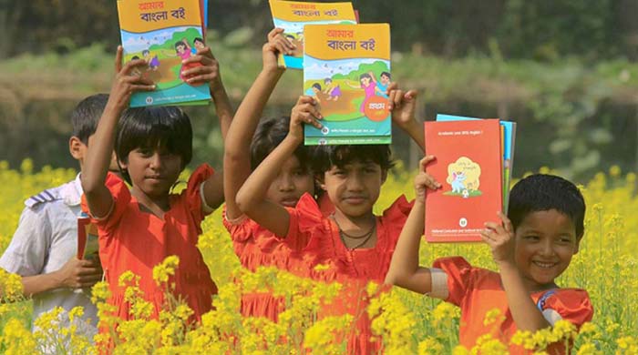 নতুন বই বিতরণ ২০২৫: জানুয়ারিতেই শিক্ষার্থীদের হাতে বই দেবে সরকার