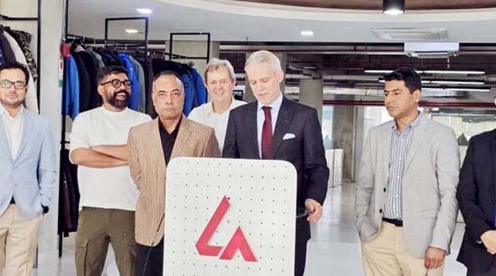 বাংলাদেশের পোশাক খাতের টেকসই উন্নয়ন প্রশংসিত, রাষ্ট্রদূত মুগ্ধ