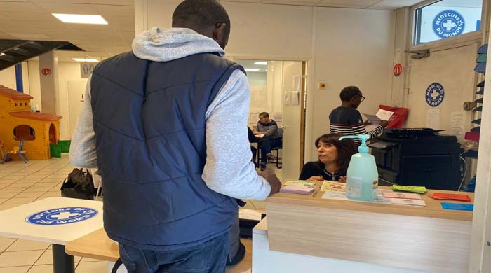 ফ্রান্সে অনিয়মিত অভিবাসীদের বিনামূল্যে চিকিৎসা কমানোর উদ্যোগ