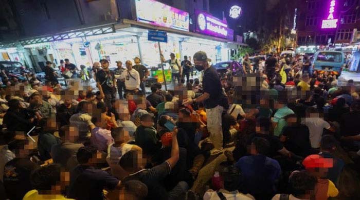 মালয়েশিয়ায় অভিবাসন অভিযান: কুয়ালালামপুরে ৭৭০ অনিবন্ধিত অভিবাসী আটক, ৪০০+ বাংলাদেশি অন্তর্ভুক্ত