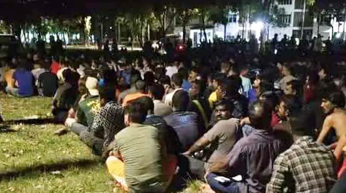 মালয়েশিয়া অভিযানে আটক ৬৬২ বিদেশি, বাংলাদেশিসহ ছয় দেশের নাগরিক মালয়েশিয়ার সেলাঙ্গর রাজ্যের পুলাউ ইন্দাহ শিল্প এলাকায় বুধবার (২৪ সেপ্টেম্বর) রাতে অভিযানে ৬৬২ জন বিদেশি অভিবাসীকে আটক