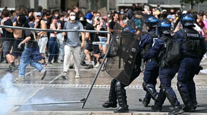 ফ্রান্সে বিক্ষোভ: বাজেট কাটছাঁট ও জনসেবা সংকোচনের প্রতিবাদে লাখো মানুষ রাস্তায়